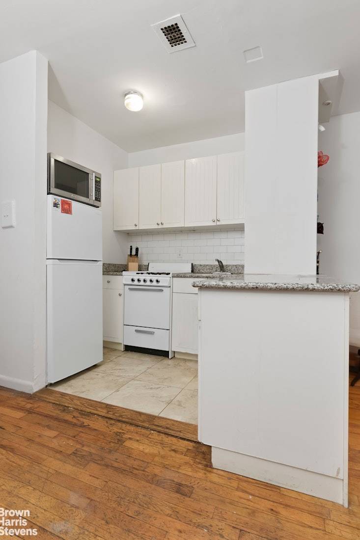 Investor Friendly Cond Op First Showing Sunday 1 2 30 Sunny and bright, this two bedroom unit has a smart lay out optimizing the space, light and flow.