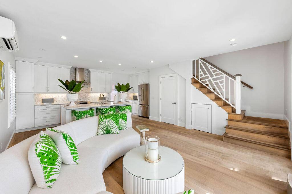 This exceptional in town villa is a rare offering modern, refined, and situated just one block from Worth Avenue and the beach, with easy access to the Lake Trail, restaurants, ...