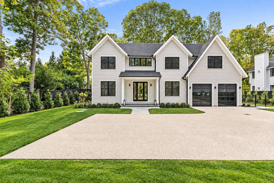 Southampton New Construction - Peconic Bay Beach Access