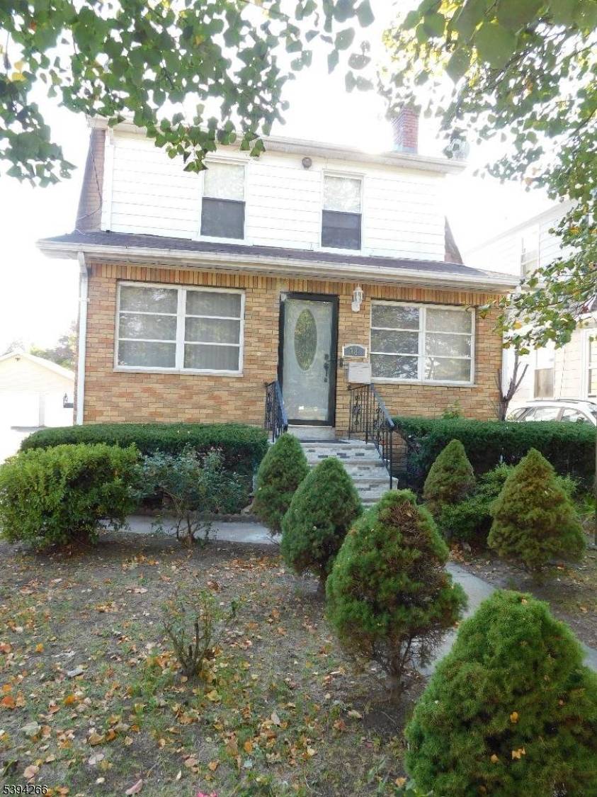 Beautifully maintained single family Colonial 3 bedroom, 3 bath with central air home offering approx.