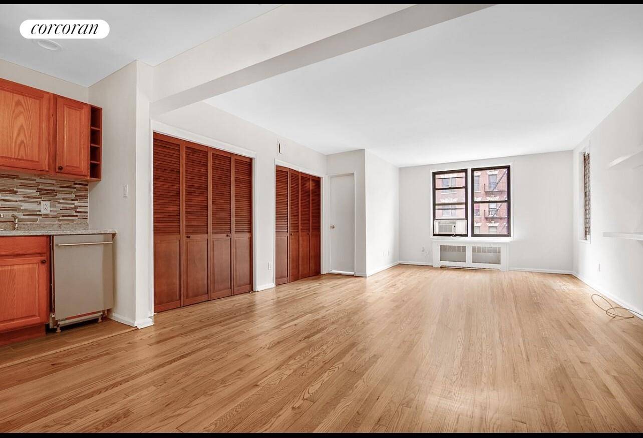 First Showing Will Be On 8 1 2025 Welcome to Apartment 4B, a beautifully maintained and smartly designed studio in YorkVille This bright and quiet unit features hardwood floors throughout, ...
