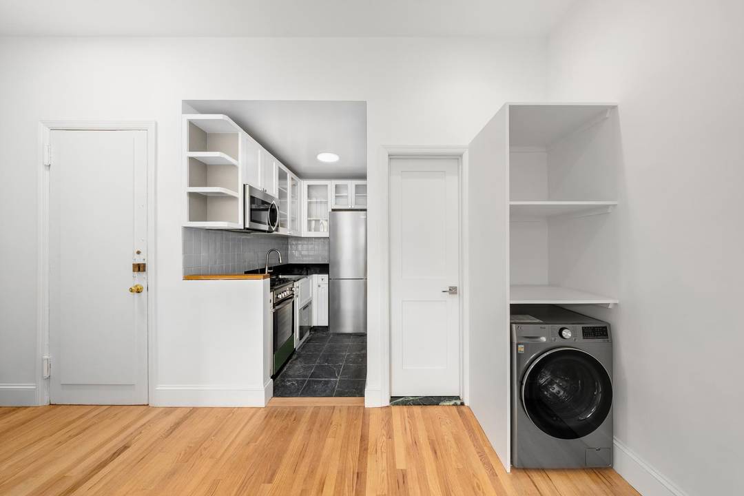 This sponsor unit is a charming 1 bedroom, 1 bathroom apartment located on the Upper West Side of New York City.