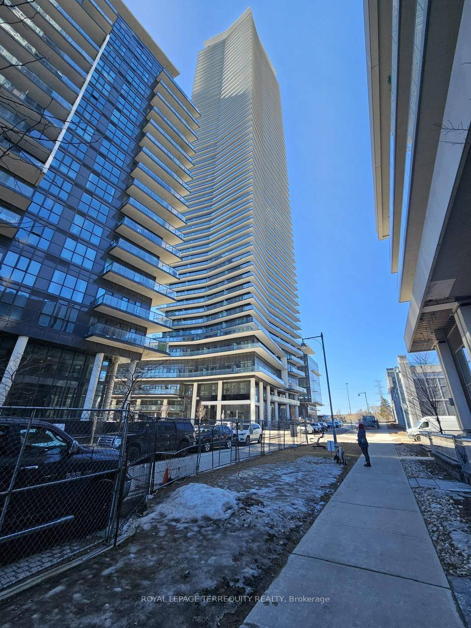 Welcome to your stylish and desirable waterfront condo with South East Exposure.