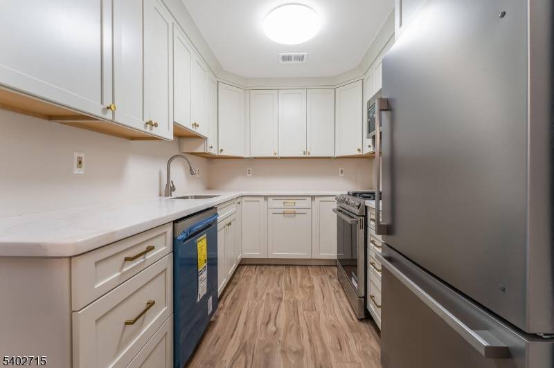 What a find ! This smartly updated condo offers convenient all one level, first floor living, with no stairs to navigate.