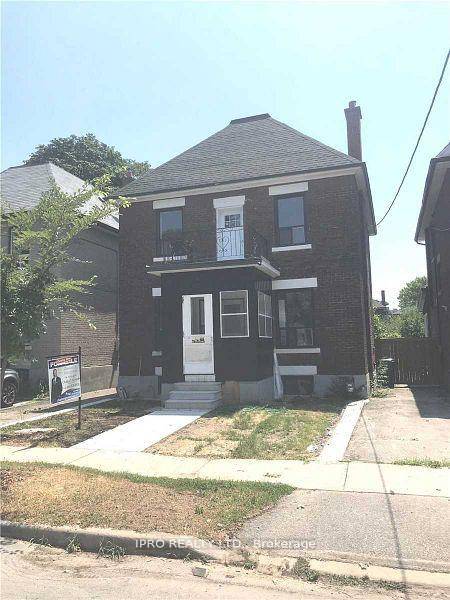 Welcome to this lovely, detached home with three bedrooms.