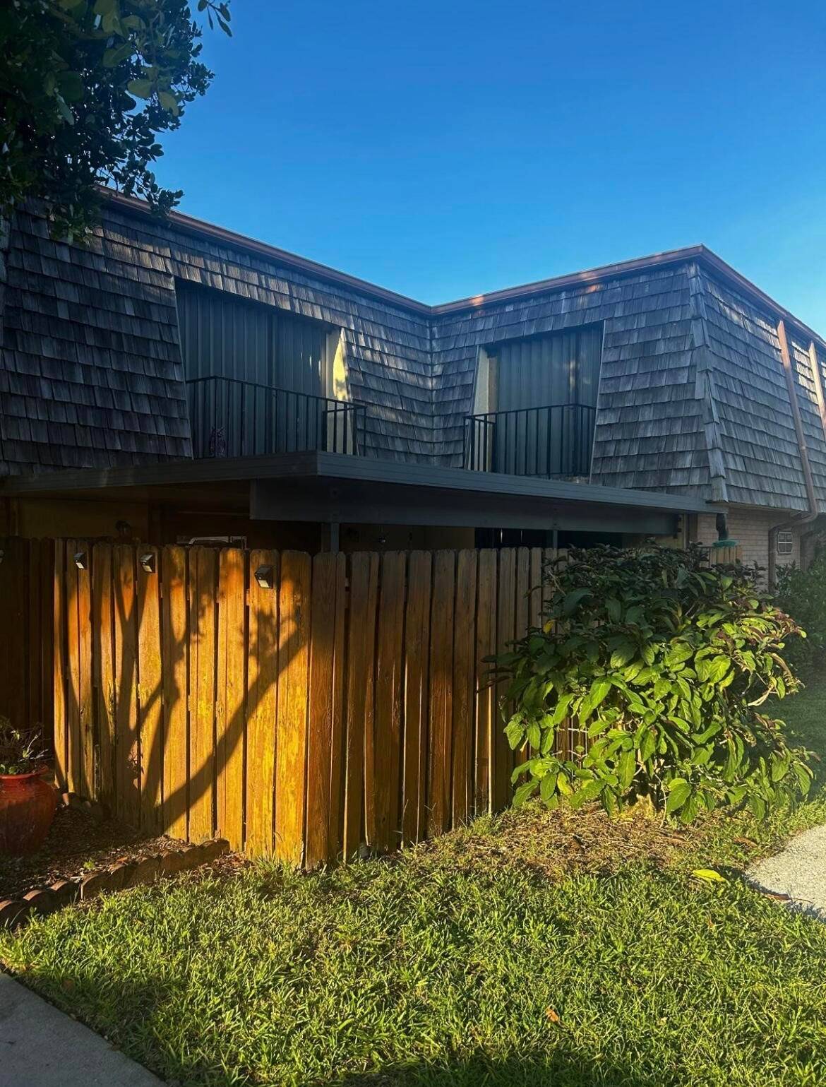 This beautifully renovated townhouse is located in the heart of Palm Springs.