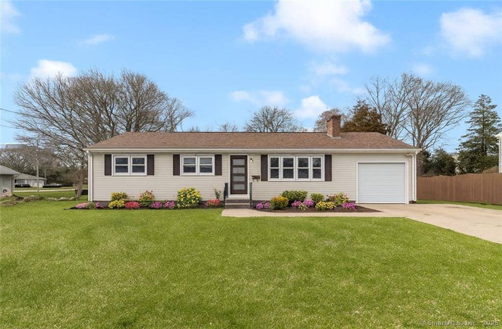 Location, location ! Minutes to Misquamicut Beach and Watch Hill !