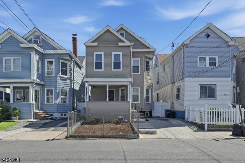 Spacious multifamily property with 2 units and 2 bonus units located in Paterson's desirable Eastside section offering approximately 2, 800 sq ft of living space on a 3, 000 sq ...