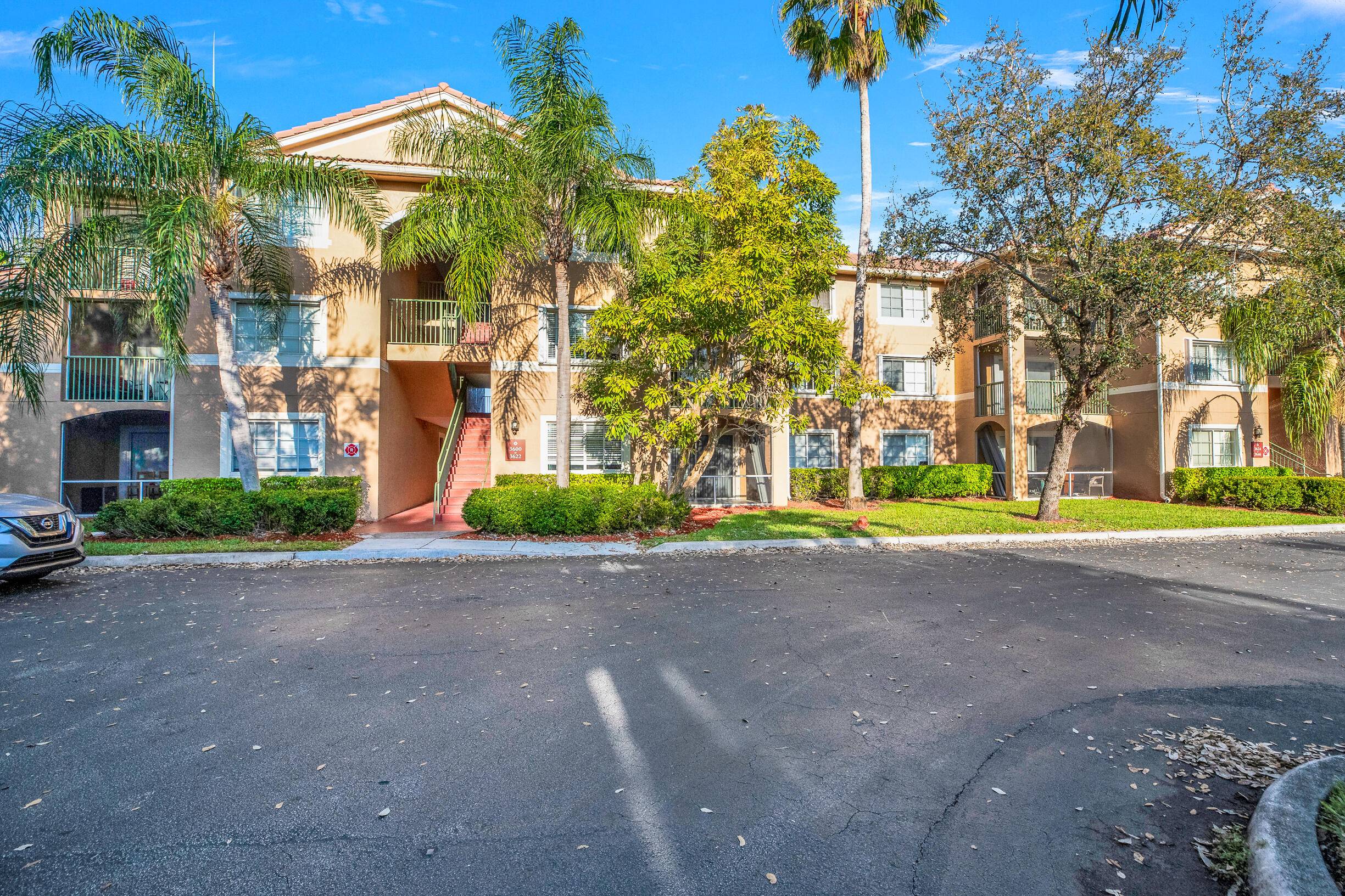 Lovely 2 beds, 2 baths First Floor Condo with Stunning Lake Views !