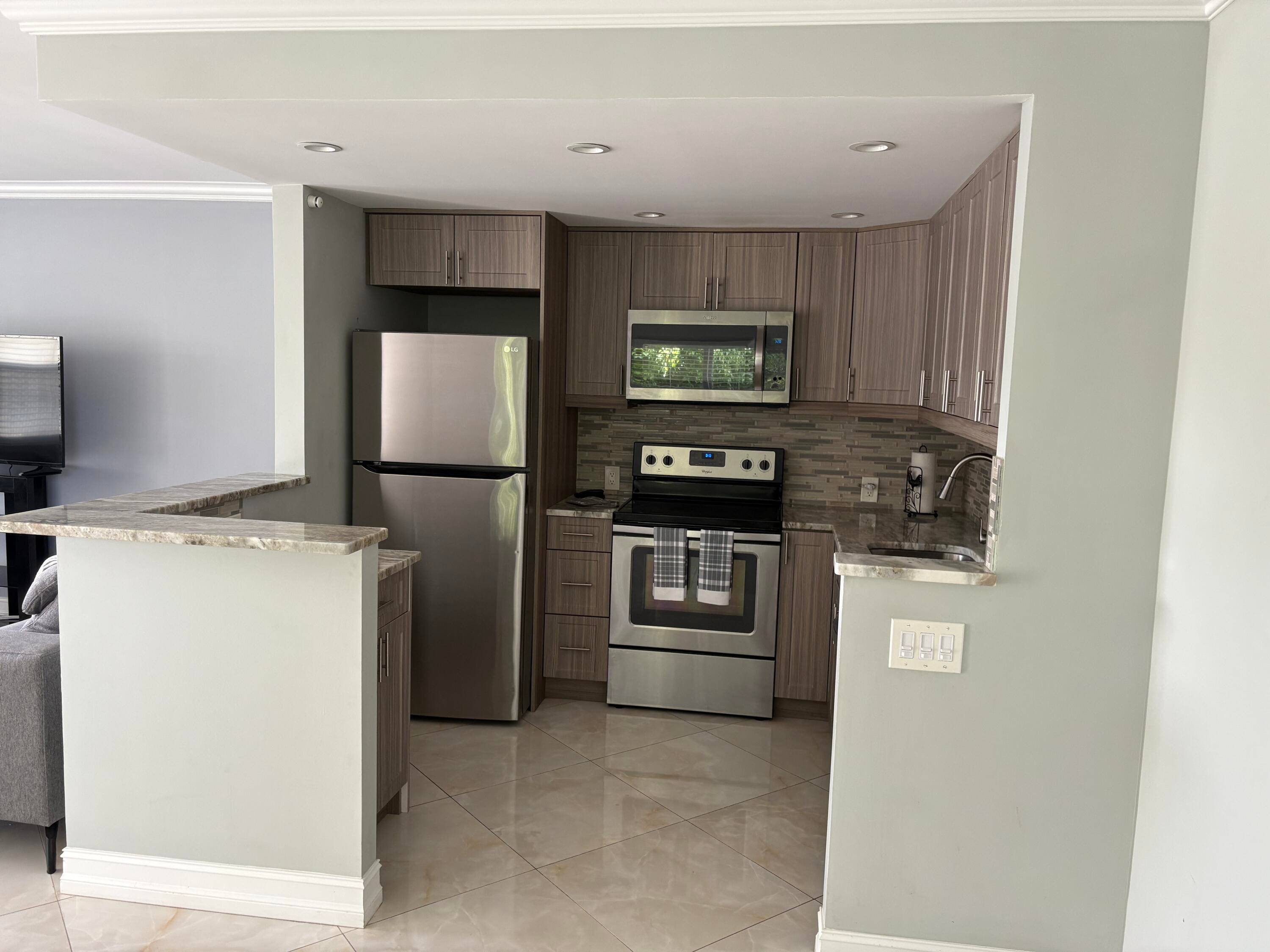Priced to sell ! This light and bright upgraded 1 bedroom unit has BRAND NEW kitchen and bathroom cabinetry.