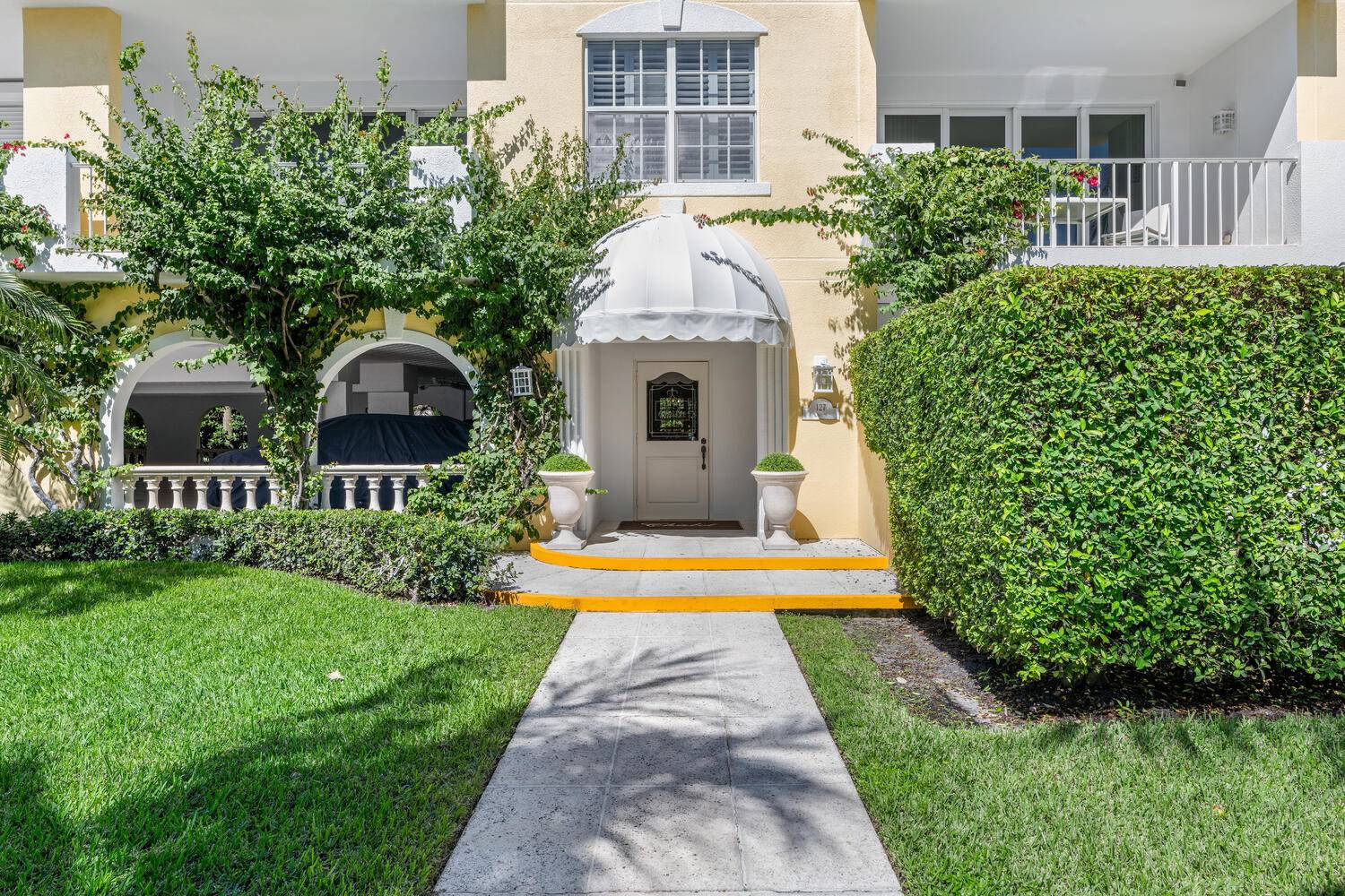 Highly sought after Chalet by the Ocean 2 bedroom, 2 bath apartment sits only 300 feet from the beach on Peruvian Avenue's ocean block.