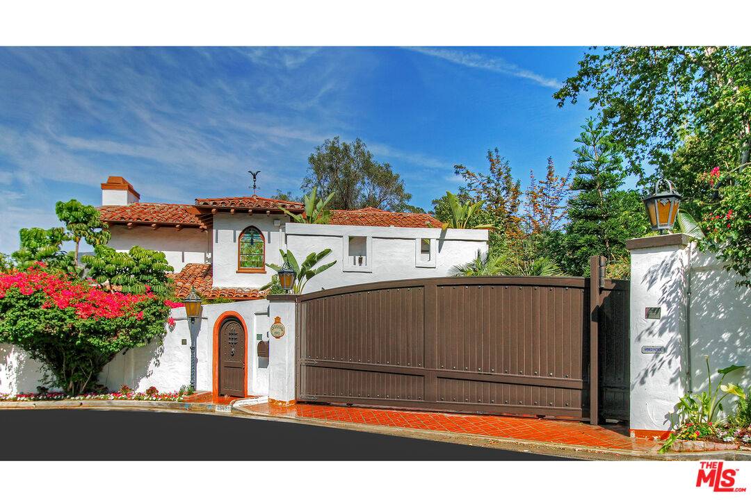 2942   Passmore Dr 4BR Hollywood Hills East La