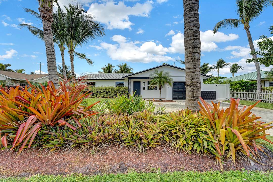 Tucked away on a charming, tree lined street just over a mile from Delray's vibrant Atlantic Avenue, this sun filled Lake Ida bungalow blends comfort, style, and Florida living at ...