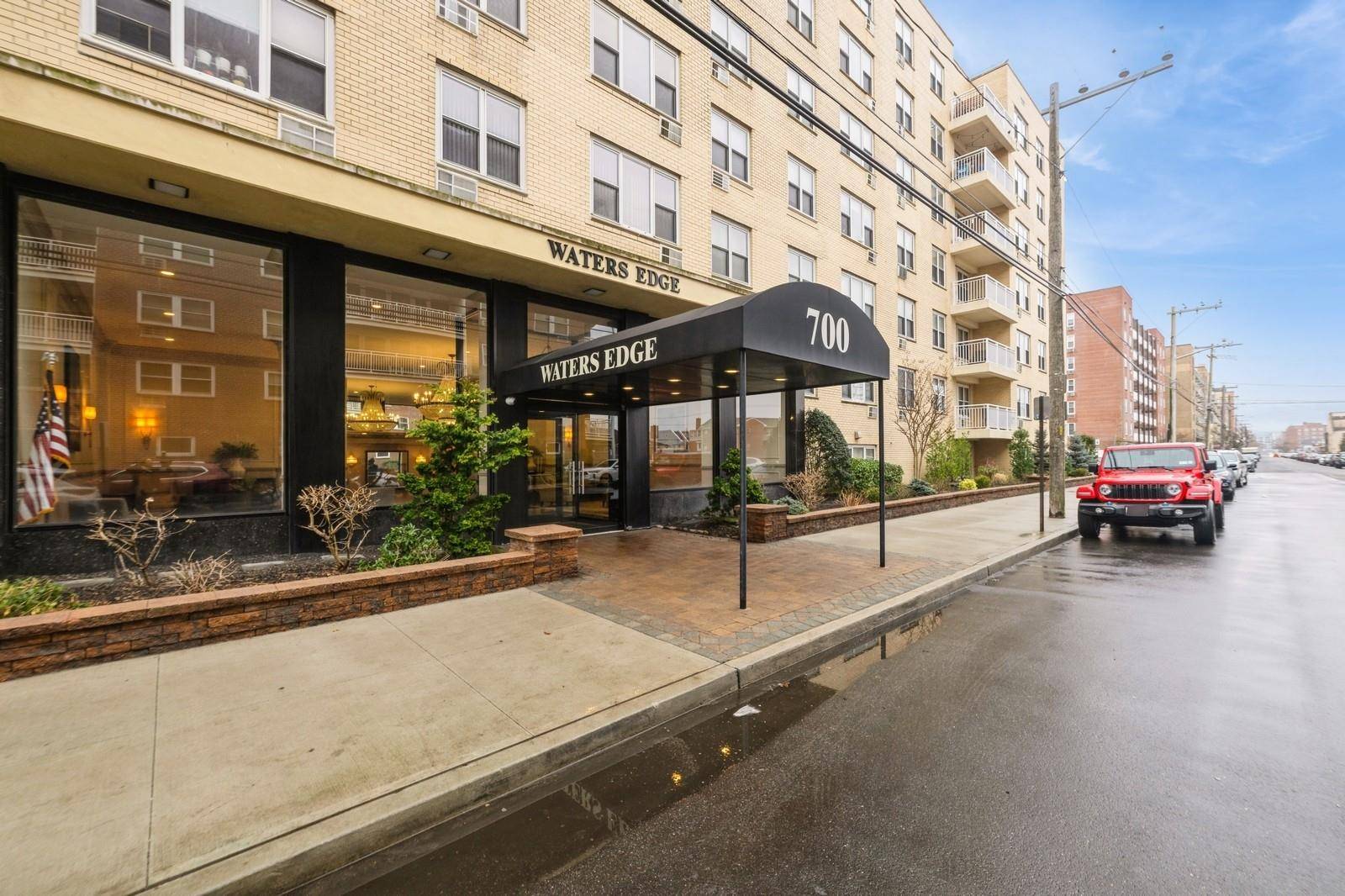 This spacious Junior 4 apartment is conveniently located just one apartment away from the ocean.