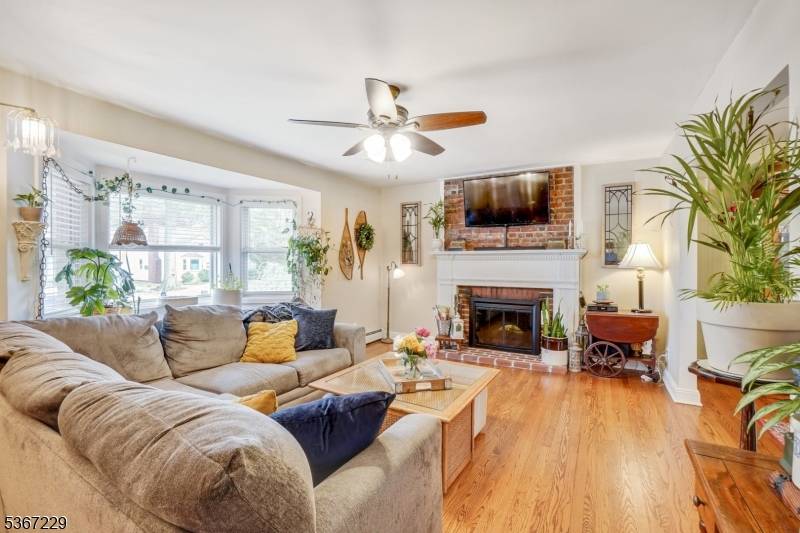 Welcome to this beautifully maintained 4 bed, 2.