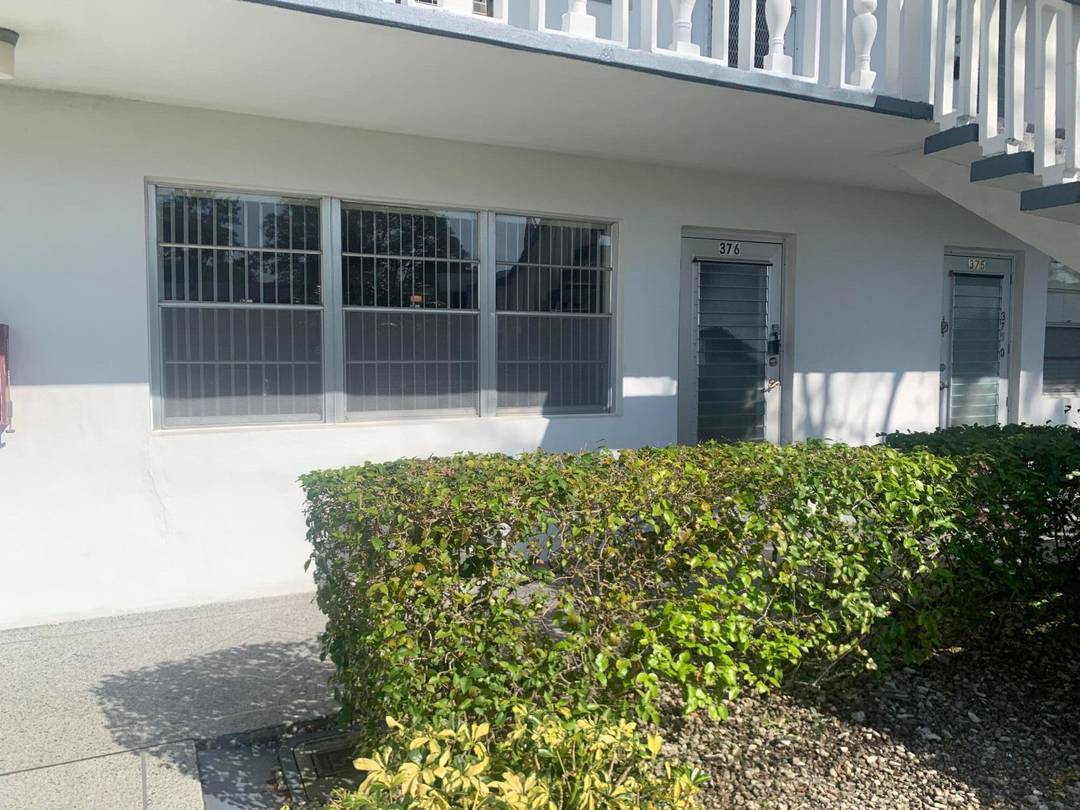 Charming one bedroom, one and a half bathroom Condo, ideally located near the Okeechobee Blvd entrance.