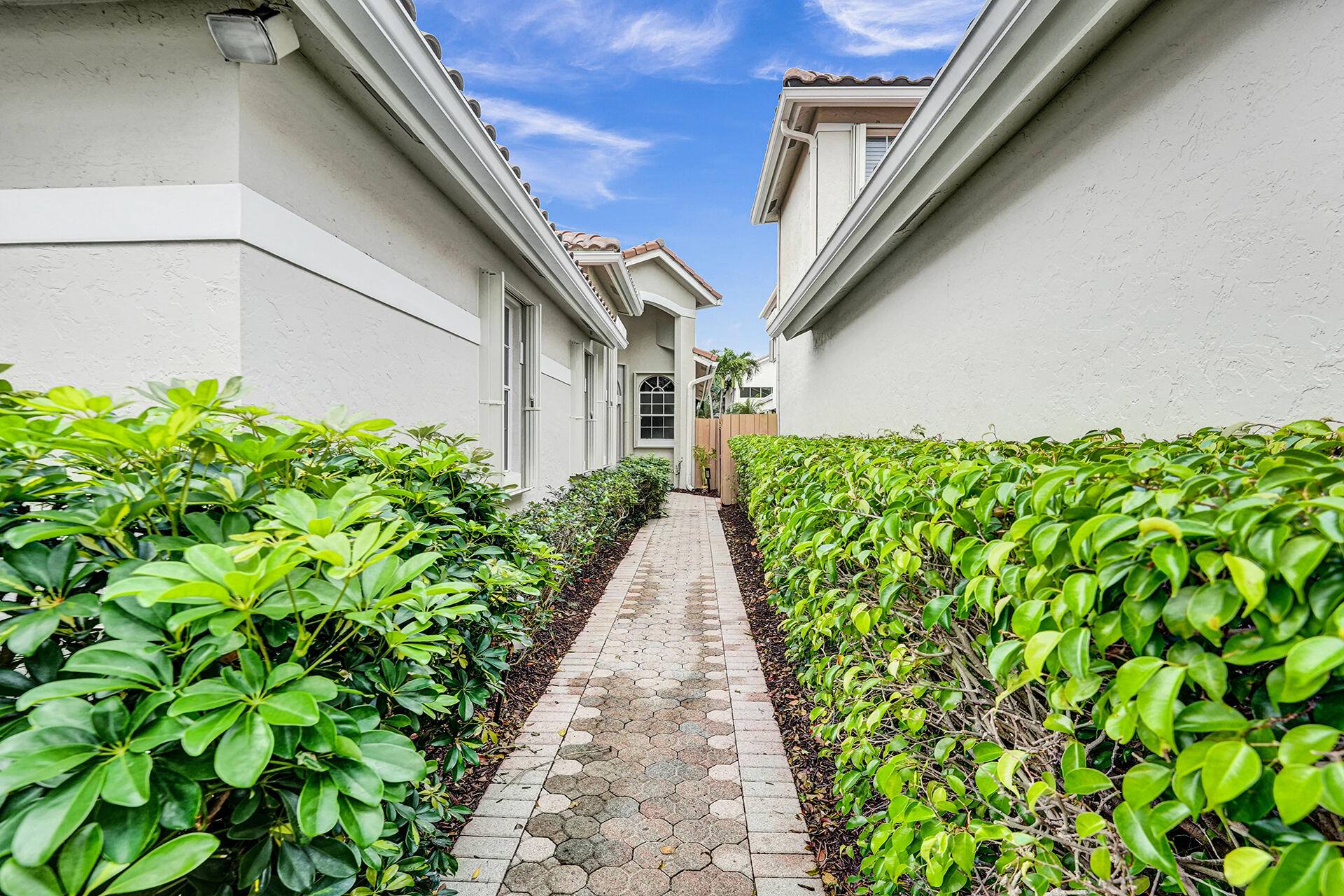 Great price, great one story 3 bedroom 2 bath house with a pool in Broken Sound.