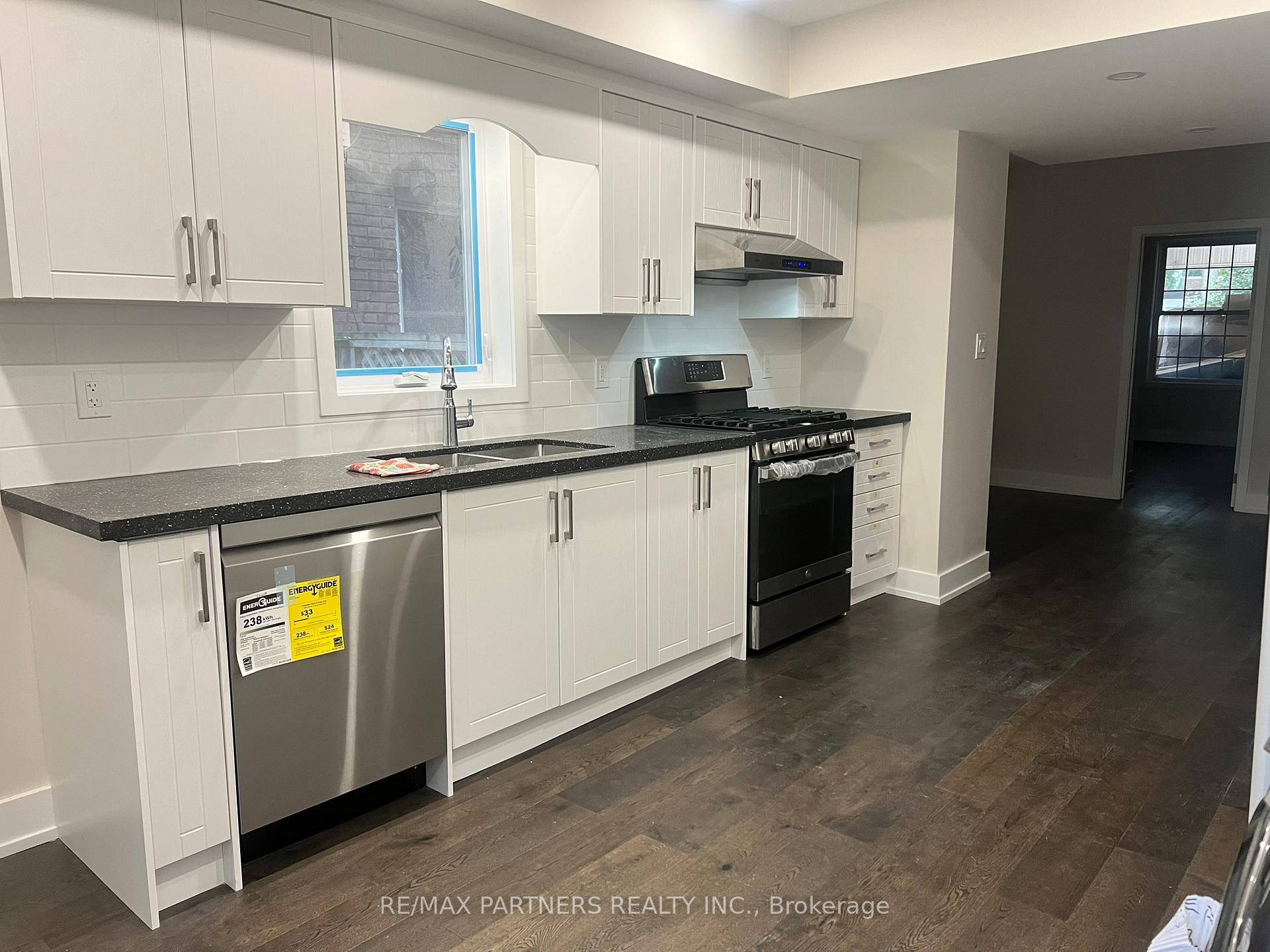 Welcome to the ultimate combination of comfort and convenience in the heart of Bloor dale.