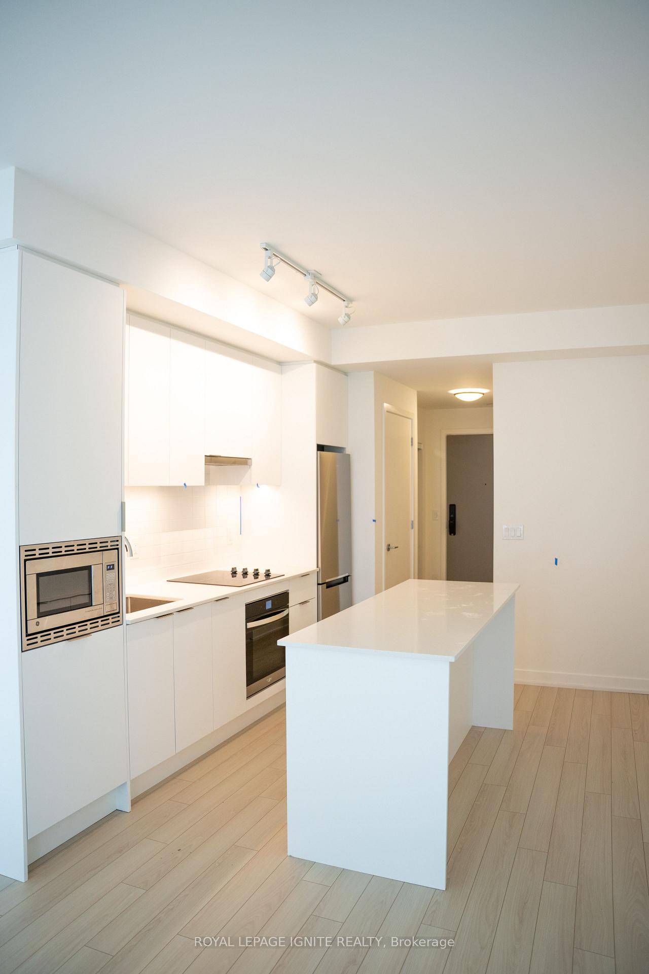 Experience modern living in this brand new, never lived in 1 bedroom suite by Minto in Uptown Oakville.