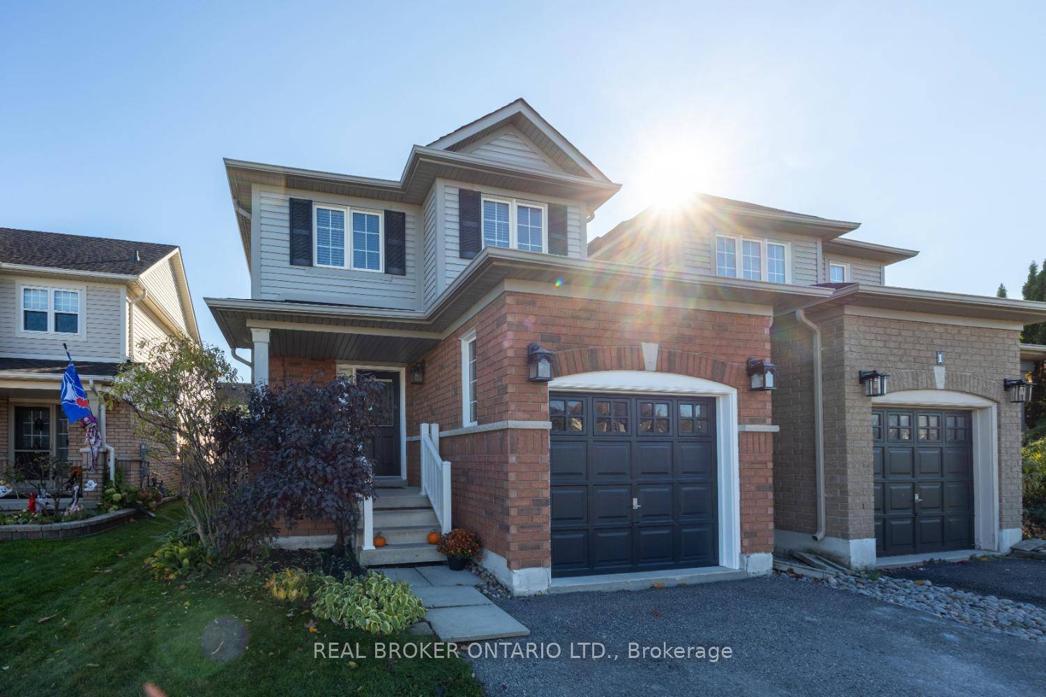 This lovely, 3 bedroom residence is ideally located close to amenities, schools, transit and parks, offering both comfort and convenience.