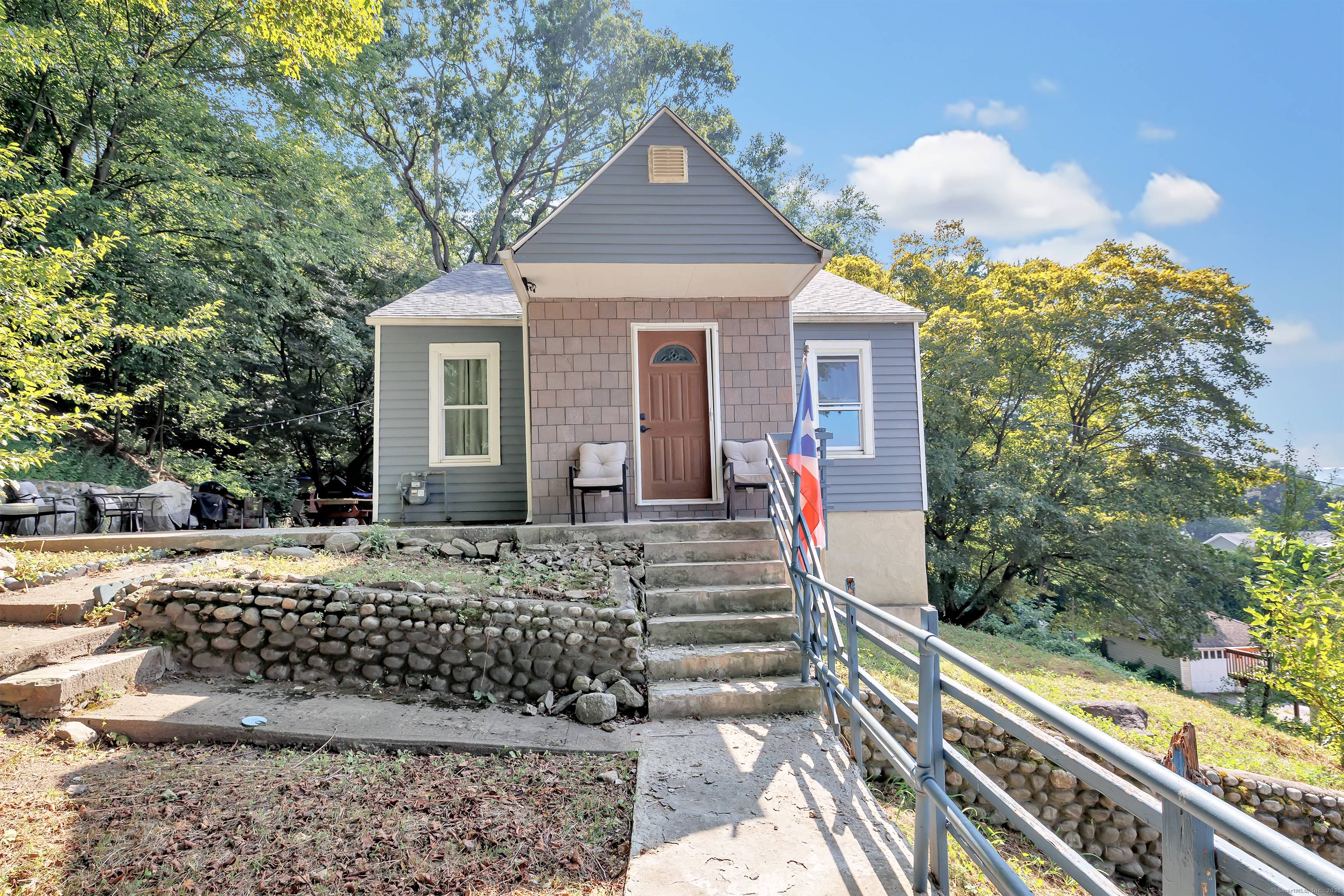 Welcome home ! This classic Cape is sure to impress.