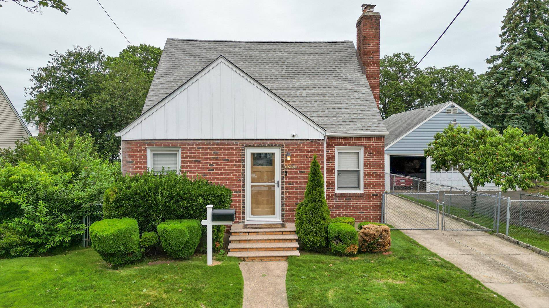 Spacious 4 bd 2 bath Cape located in beautiful Floral Park.