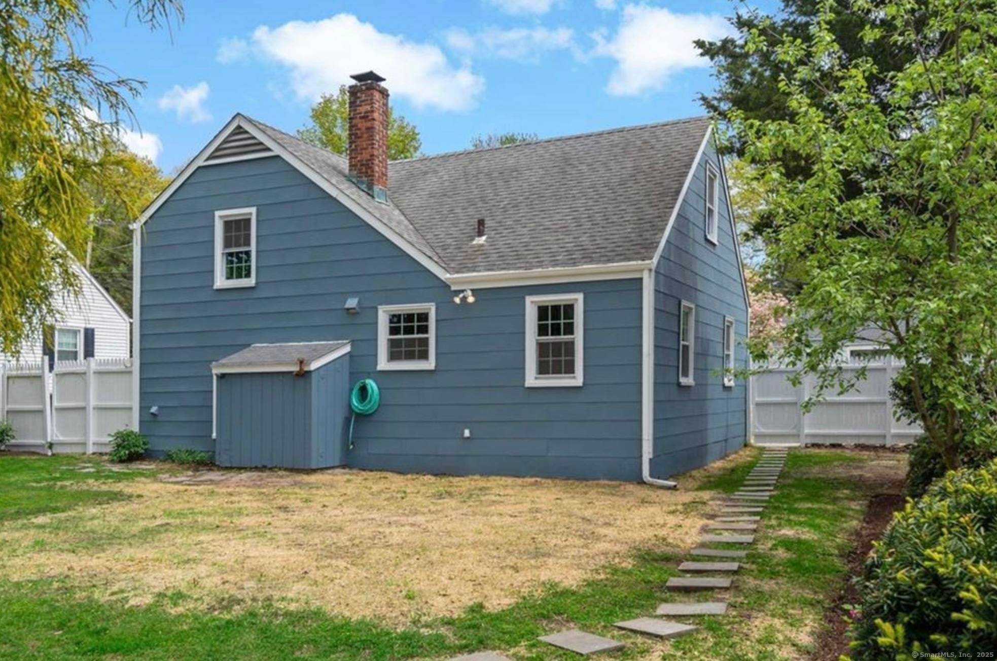 Now available for rent 167 Hollow Tree Ridge Road, a beautifully maintained and fully furnished 3 bedroom home in the heart of Darien's sought after Noroton Heights neighborhood.
