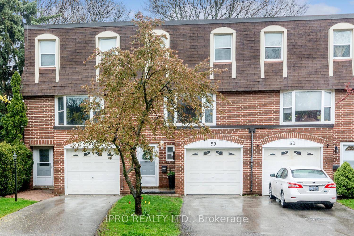 This 3 Bed, 3 Parking, Updated Townhouse Is Located In One Of Miltons Most Desirable Neighbourhoods, With Close Access To Shopping, Schools, Restaurants, And Entertainment.