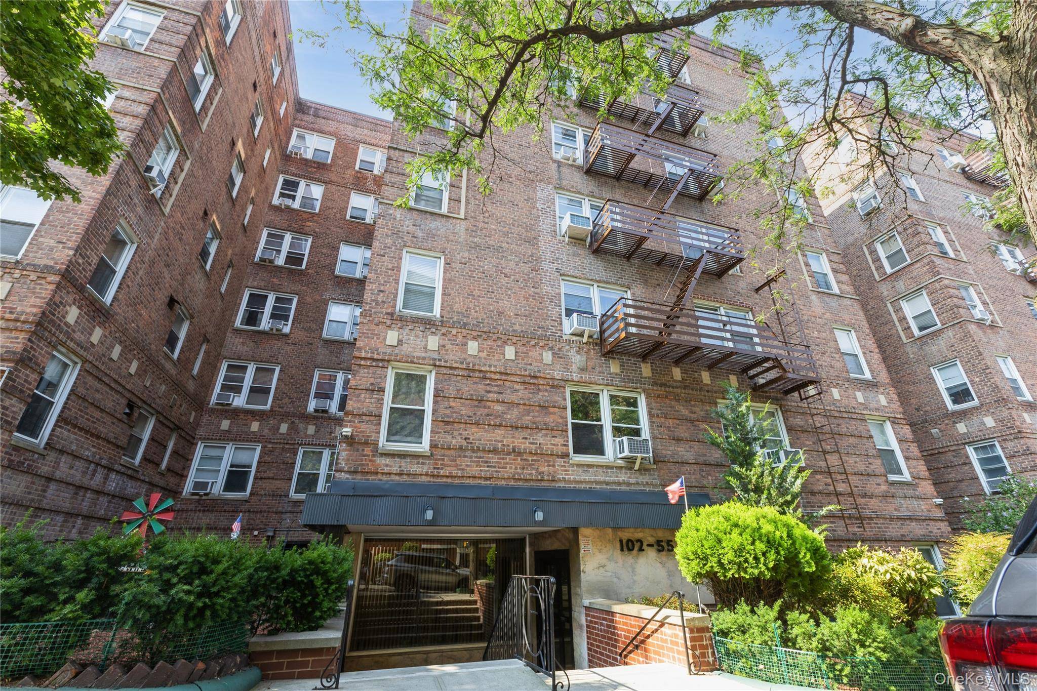 Move In Ready, Spacious 2 Bedroom, 2 Bathroom Co op in Prime Forest Hills Welcome to your new home a beautifully renovated, turnkey 2 bedroom, 2 bathroom co op offering ...