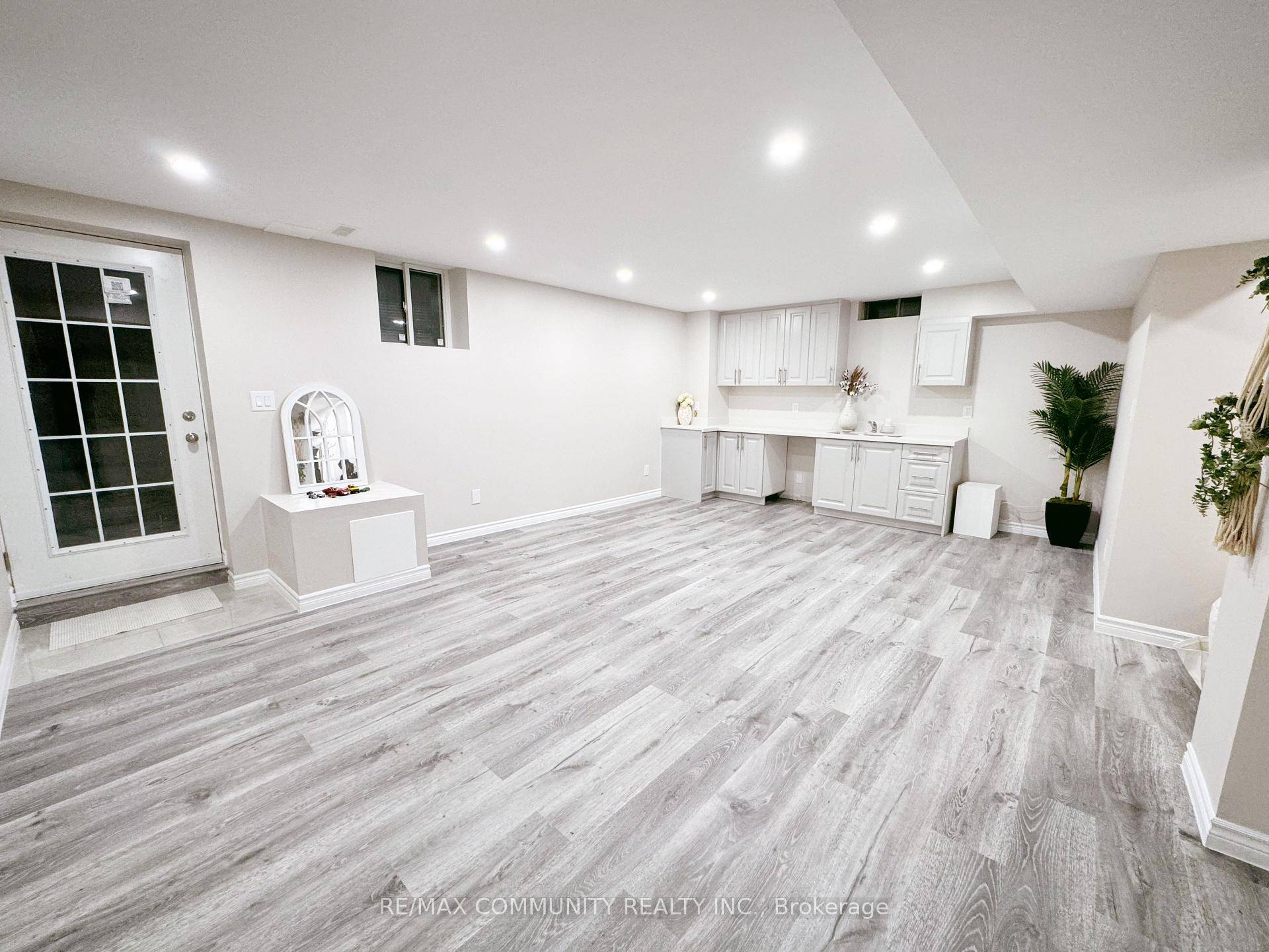 Welcome to this beautifully built BRIGHT 1 Bedroom Basement Suite !
