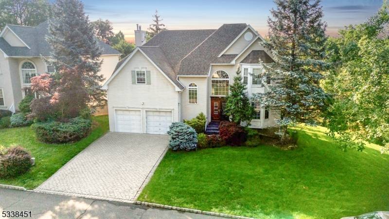 Beautifully kept colonial situated on a quiet mountain road.