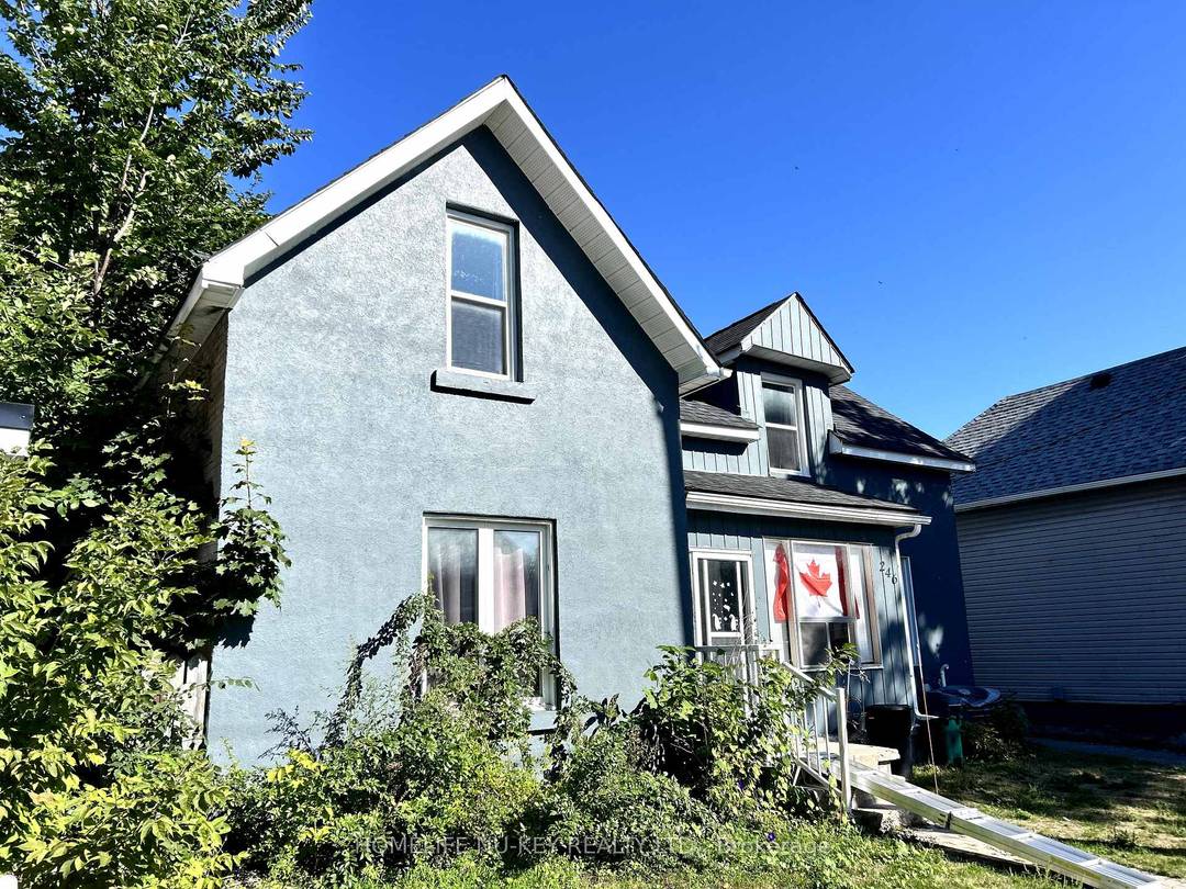 This LEGAL DUPLEX is an amazing opportunity for investors or anyone looking to enter the housing market and would like to supplement their mortgage payment !