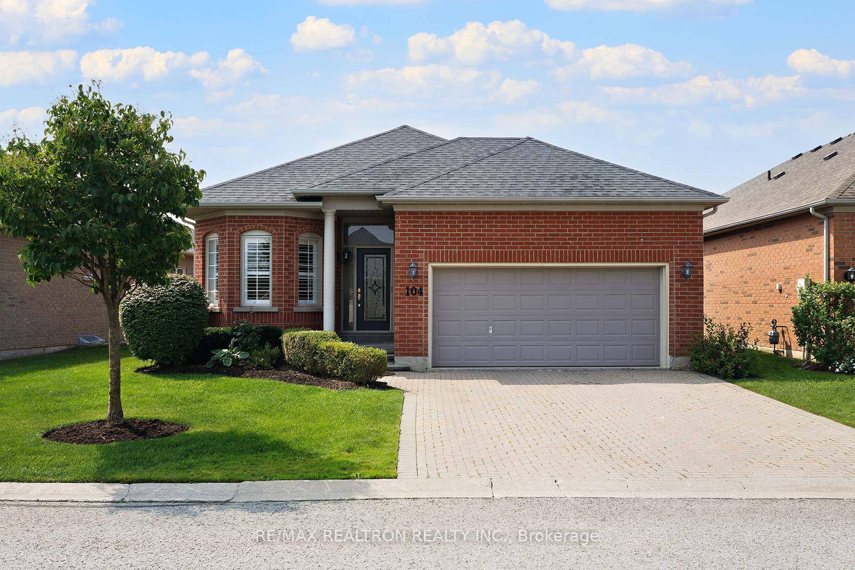 Ballantrae Golf Course Gated Community of Bungalows in a very Florida Style Community with public golf and Recreation Centre pool, sauna, whirlpool, tennis, fitness, gym, billiards, party room and so ...