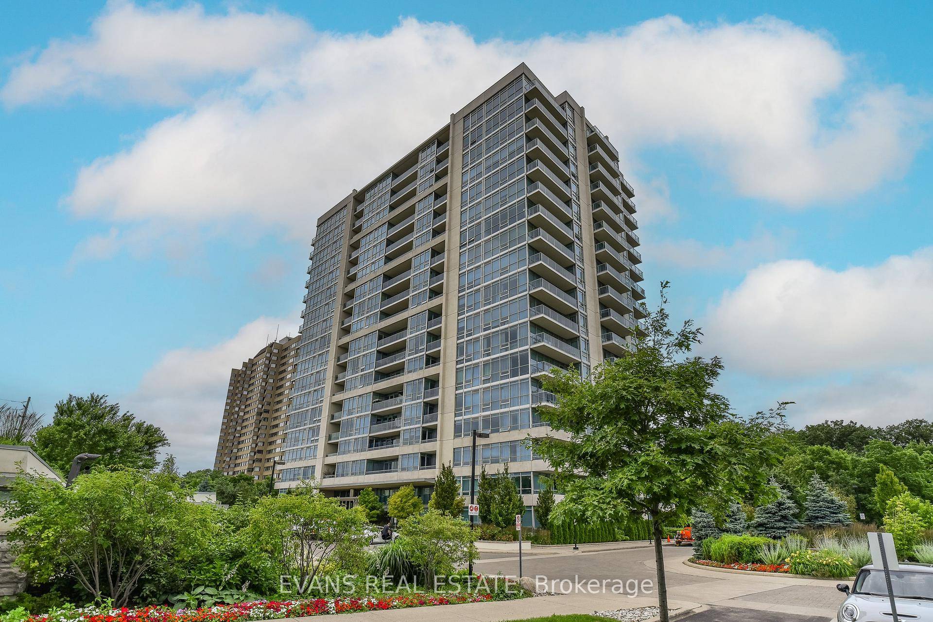 This beautifully updated 1 Bedroom 1 Den suite in Stonebrook Properties is a true gem, just steps away from Clarkson GO Station.