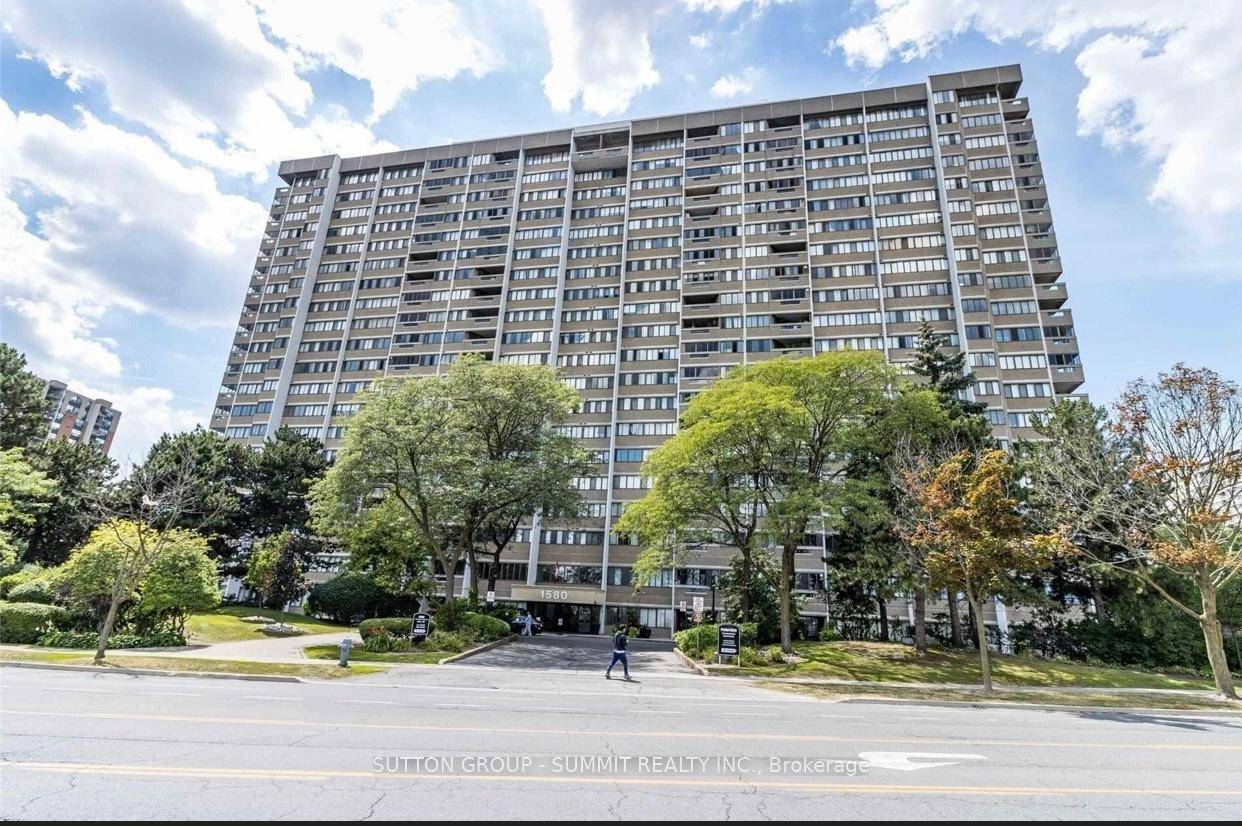 Vibrant 2 Bedroom 2 Bath Unit w Den Located In The High Demand Area Of Central Mississauga.