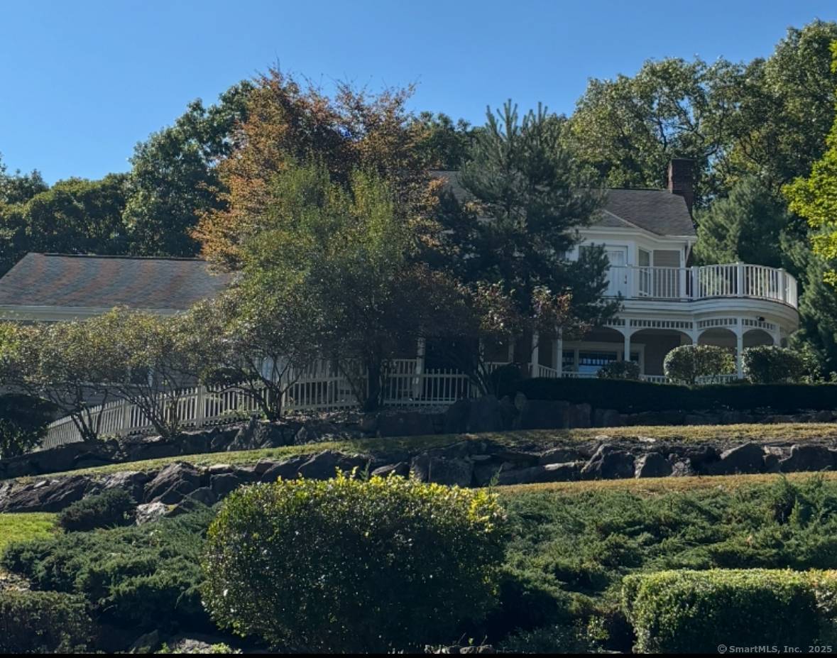 Welcome to this Bunker Hill Estate with all the bells and whistles.