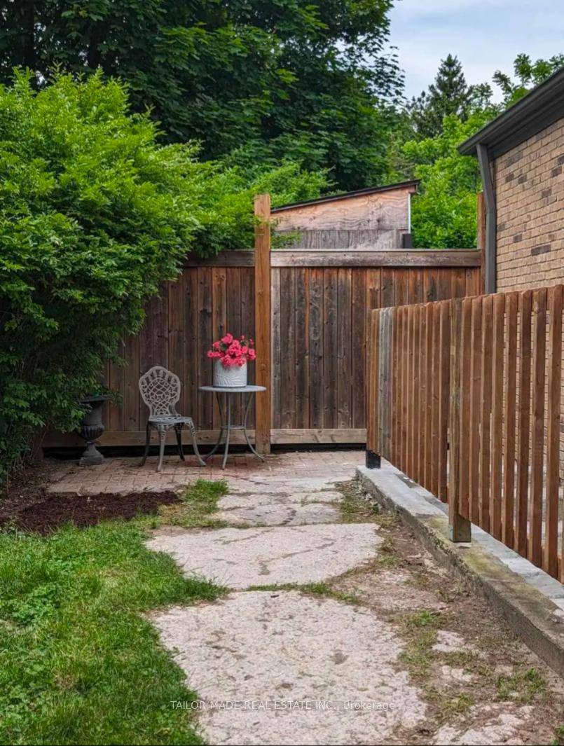 Spacious and private 2 bedroom basement apartment located in the charming hamlet of Inglewood, Caledon, set on a picturesque 2 acre treed lot.