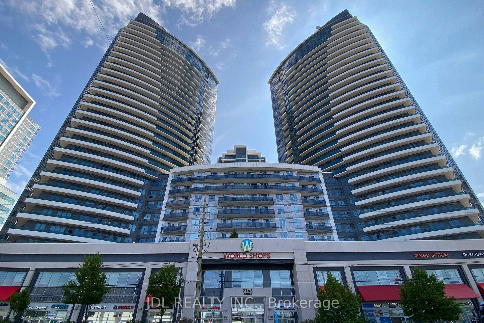 Attention First Time Buyer Excellent Opportunity To Live In This Well Maintained Large 1 Bedroom Unit At The Luxury World On Yonge Complex.