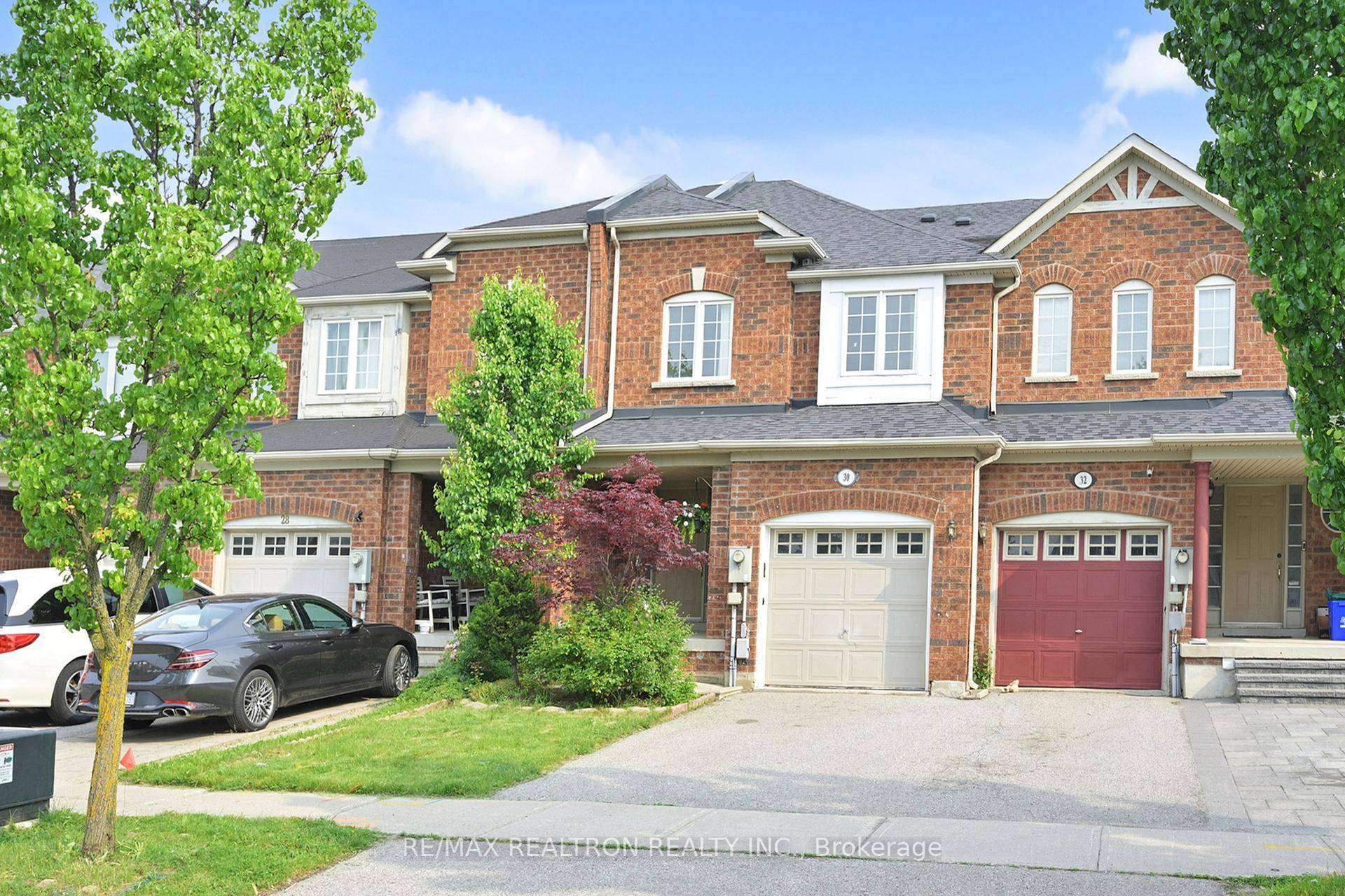 Freehold Townhouse with Backyard in Prime Richmond Hill Location !