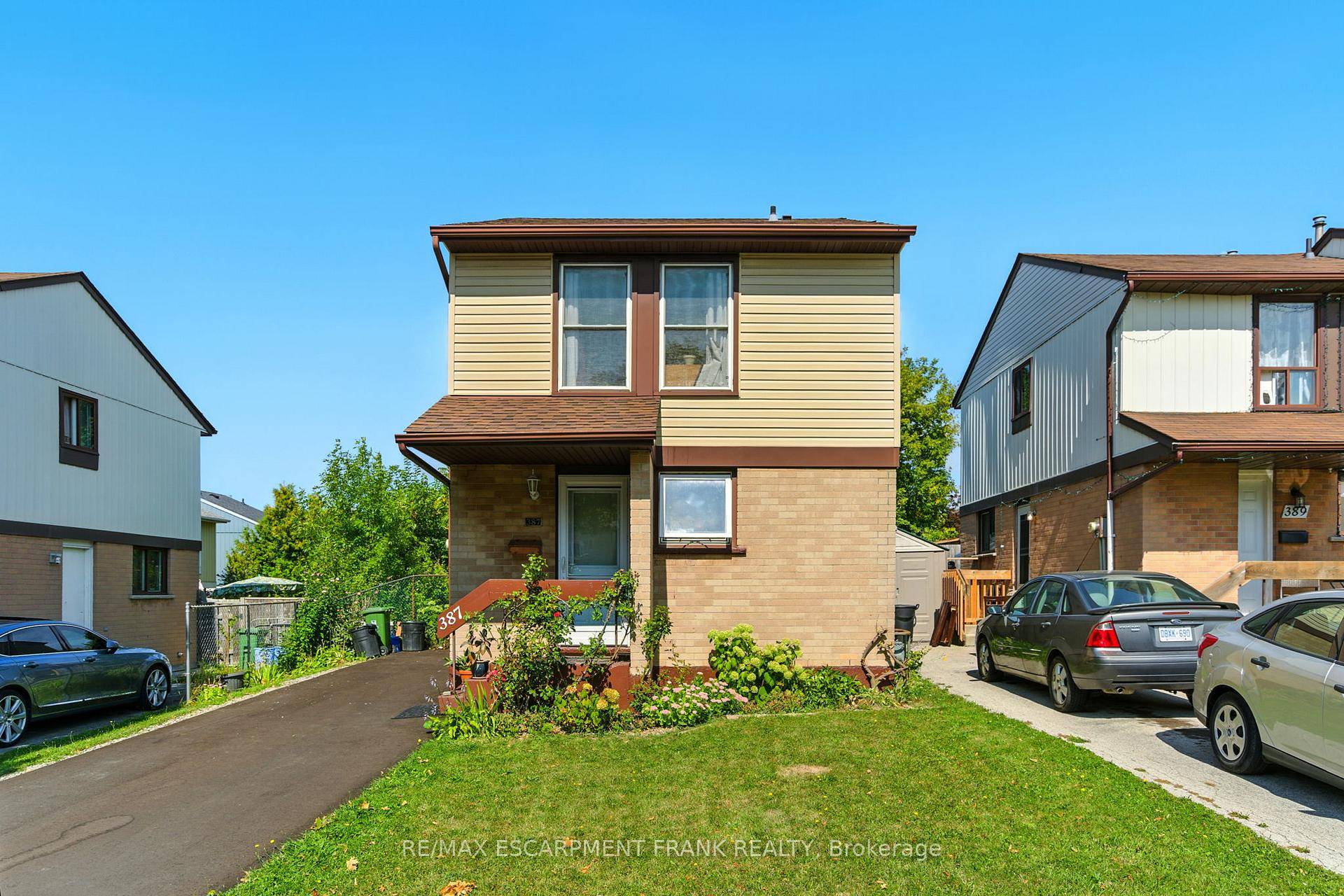 Beautiful Updated 2 Storey on a quiet street with walking distance to primary schools amp ; parks.