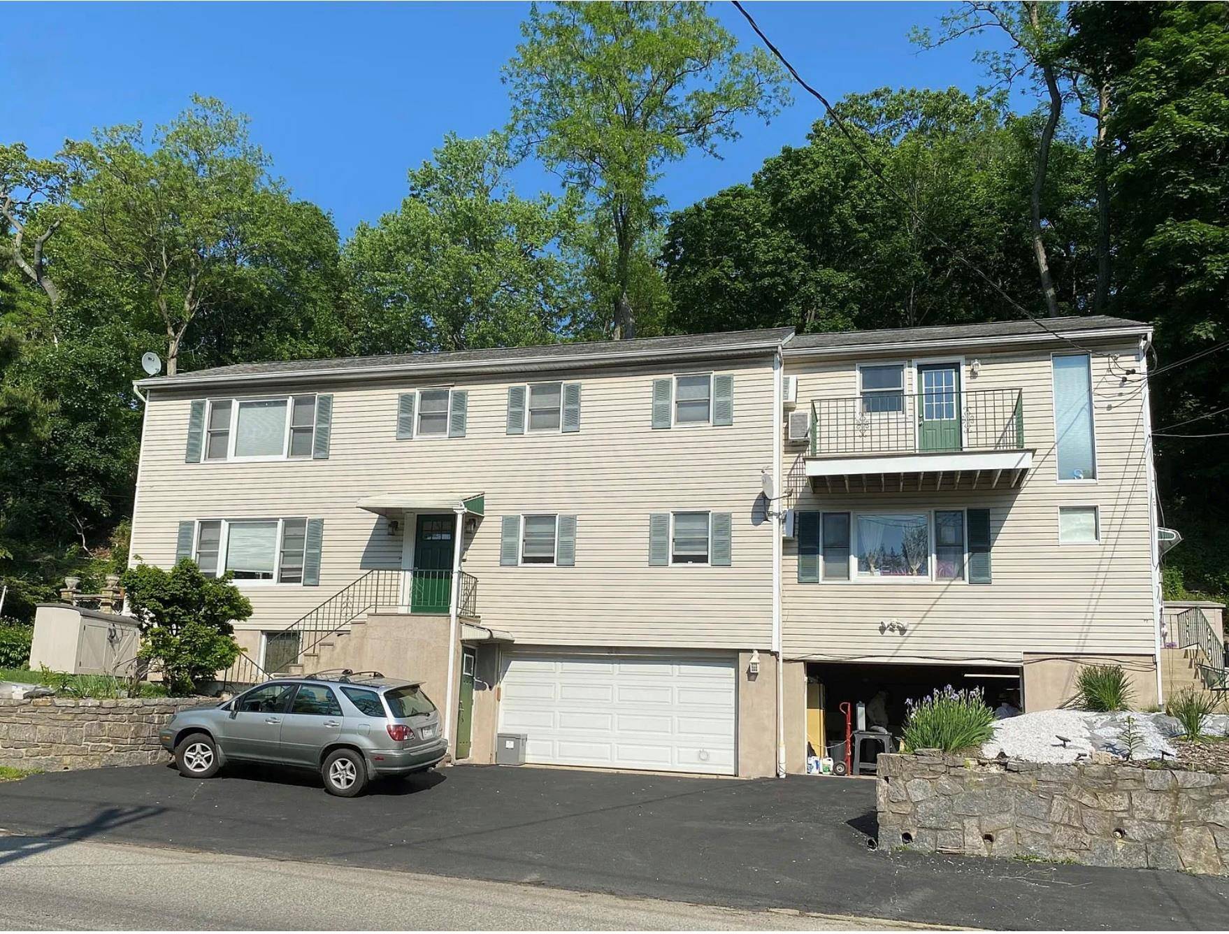 Renovated 2BR w Private Deck amp ; Hudson River Views.