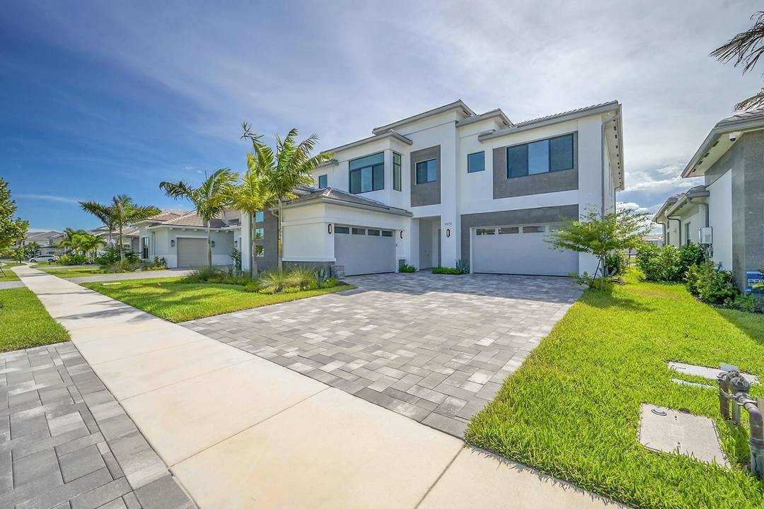 This property is located in the prestigious Avenir community of Palm Beach Gardens !
