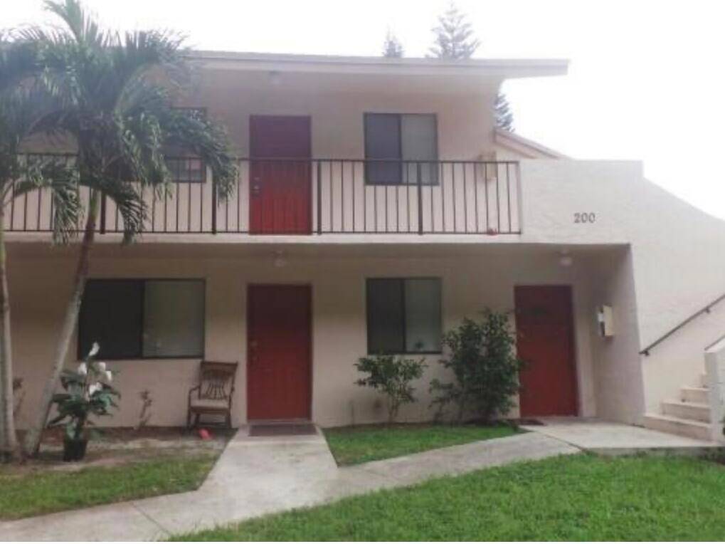 Renovated unit in a great location in Lakeview Gardens.