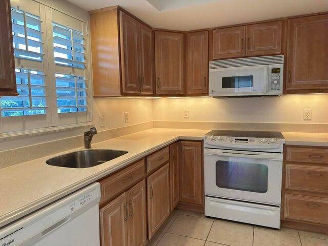 Beautiful 1st floor golf course condo in the City of Atlantis.