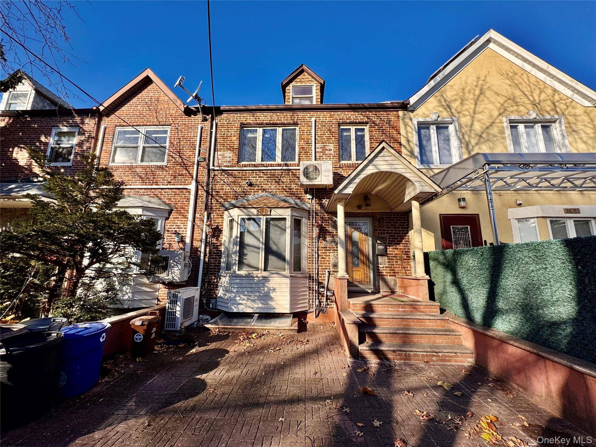 Discover this spacious and charming single family home, perfect for comfortable living and entertaining !
