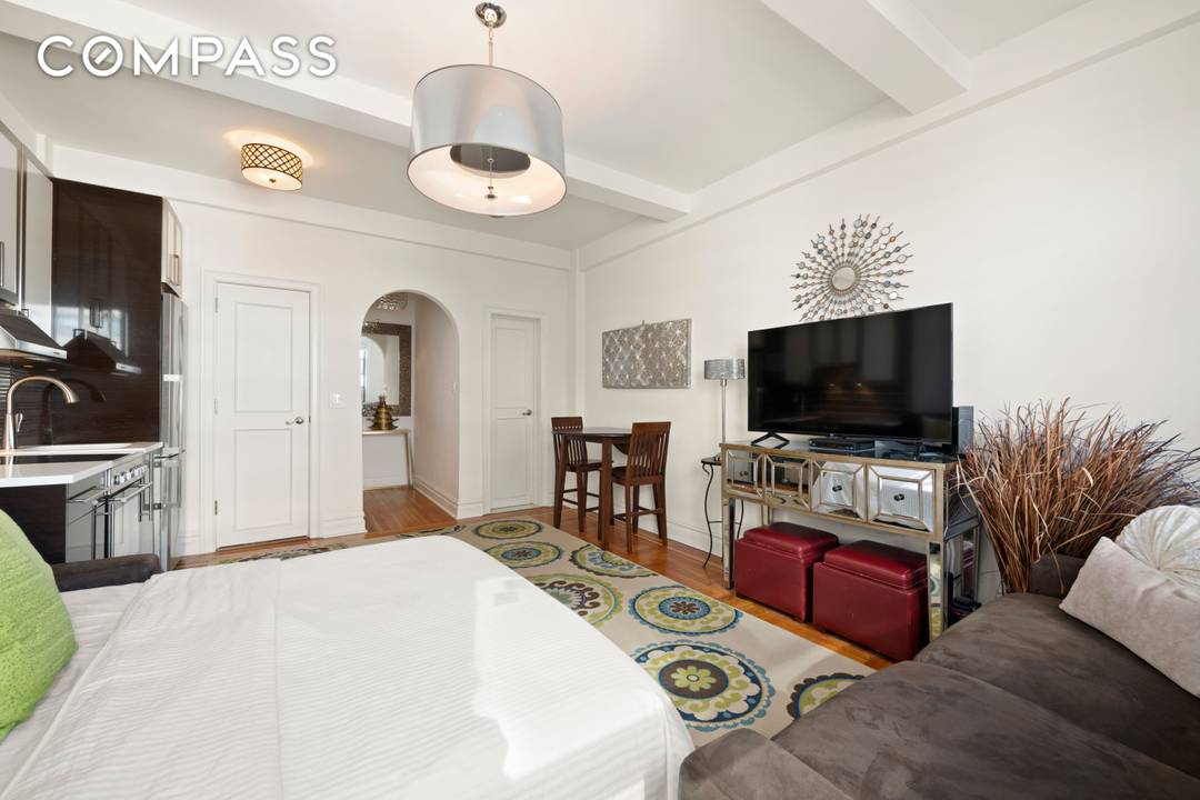 Perched on a high floor at 20 West 72nd Street, Residence 1600 offers light, scale, and an address that defines the ideal Upper West Side location.