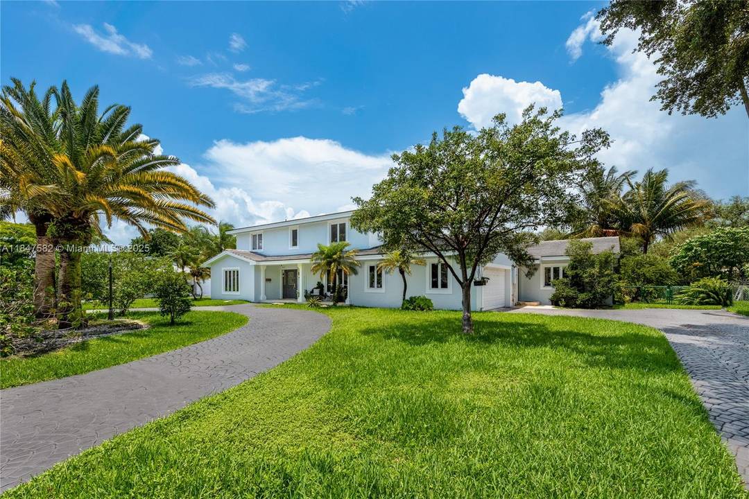 Beautiful 5BD 4BA two story home in the heart of Pinecrest !