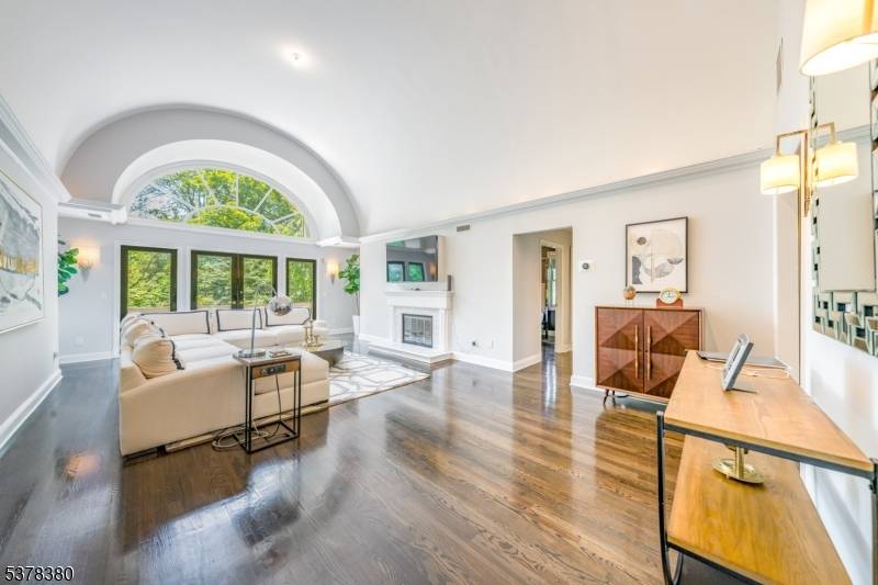 SUN FILLED, CHIC 4 BEDROOM ON TRANQUIL, CUL DE SAC PRIVATE LANE IN WATCHUNG !