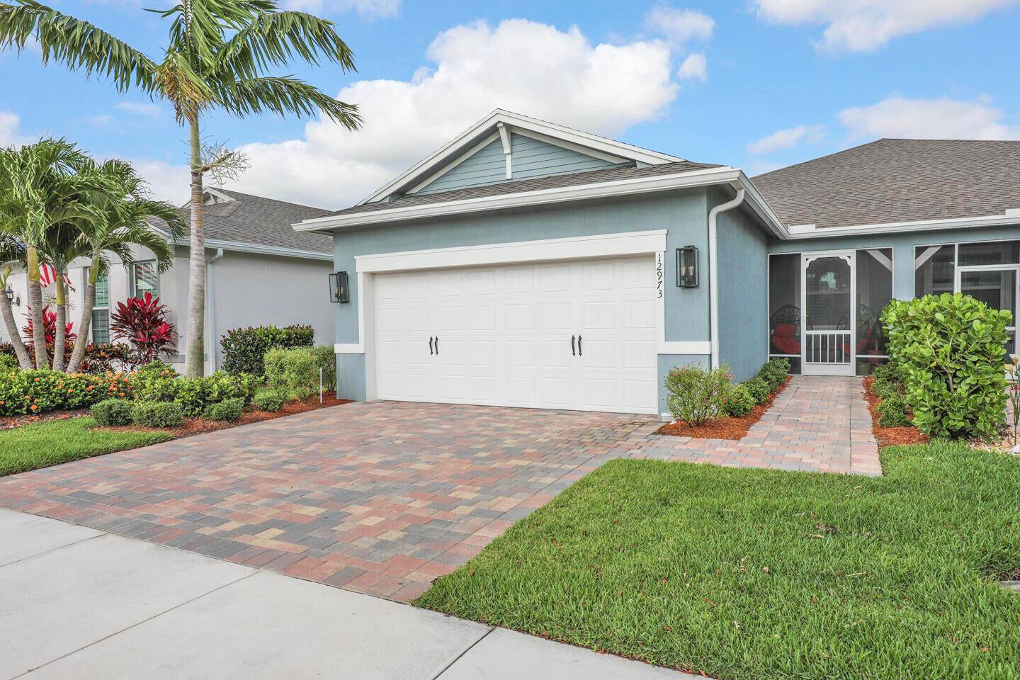 Motivated sellers and a great price on this gorgeous villa in Del Webb 55 gated community !