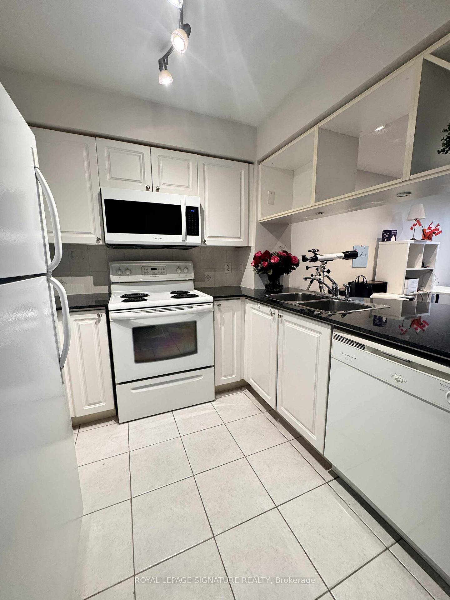 Stunning Executive Condo in Prime Square One Location !